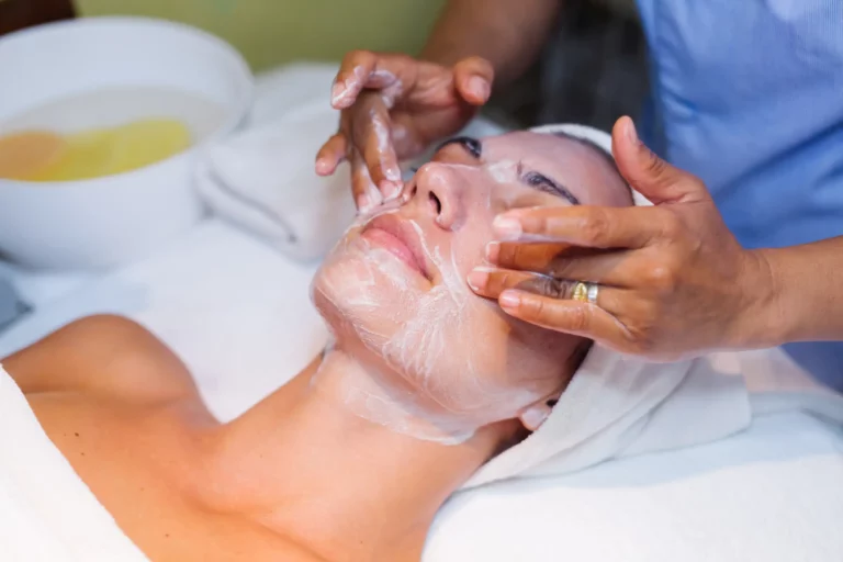 Chica haciéndose un tratamiento de hidratación facial