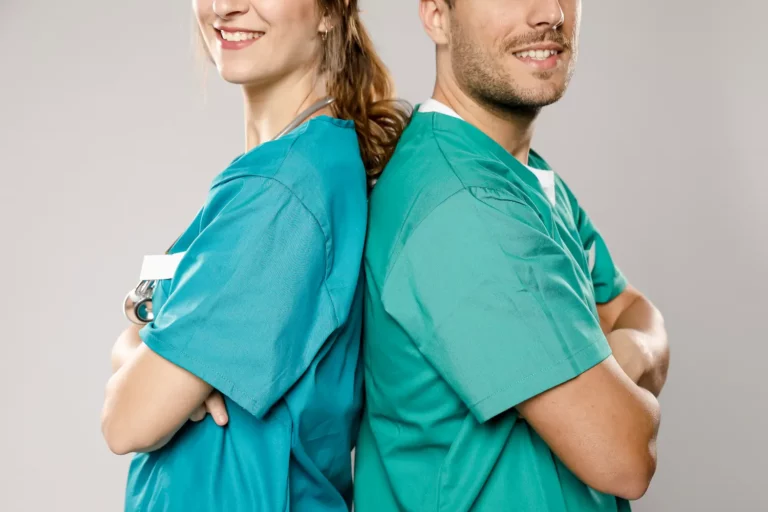 Dos auxiliares de enfermería de España y de Reino Unido