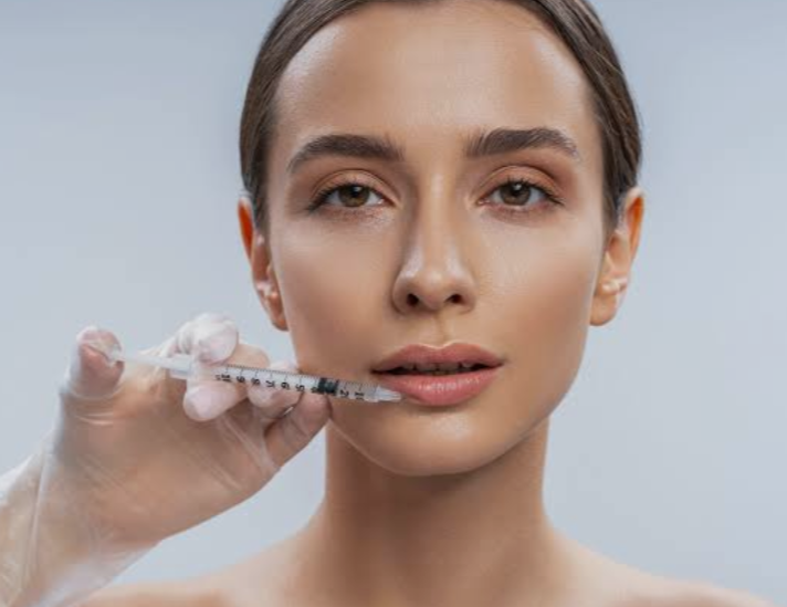 Materiales de relleno en medicina estética: guía completa para auxiliares y profesionales de clínicas estéticas 1 acido hialuronico inyeccion relleno facial - Materiales de relleno en medicina estética: guía completa para auxiliares y profesionales de clínicas estéticas 2026