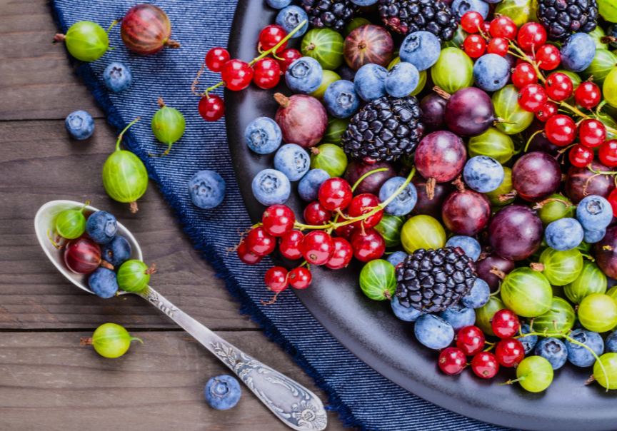 Medicina antiaging: qué es, cómo funciona, marcadores de envejecimiento y hábitos clave 2 medicina antiaging antioxidantes frutos rojos - Medicina antiaging: qué es, cómo funciona, marcadores de envejecimiento y hábitos clave 2026