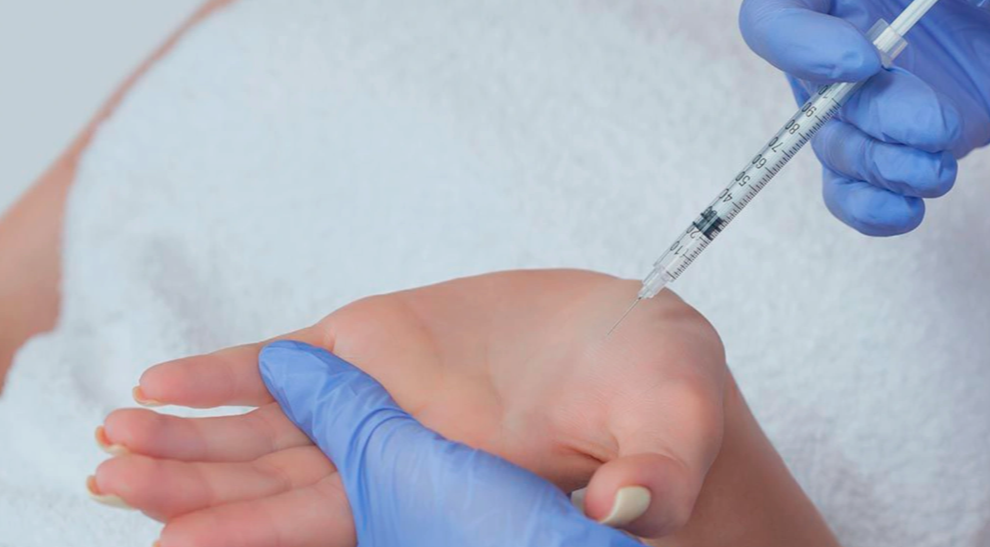 Toxina botulínica en medicina estética: historia, mecanismo de acción, protocolos y papel del auxiliar 2 toxina botulinica inyeccion consulta - Toxina botulínica en medicina estética: historia, mecanismo de acción, protocolos y papel del auxiliar 2026