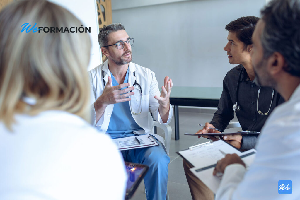 Médico conversando con su equipo sanitario durante una reunión en la clínica
