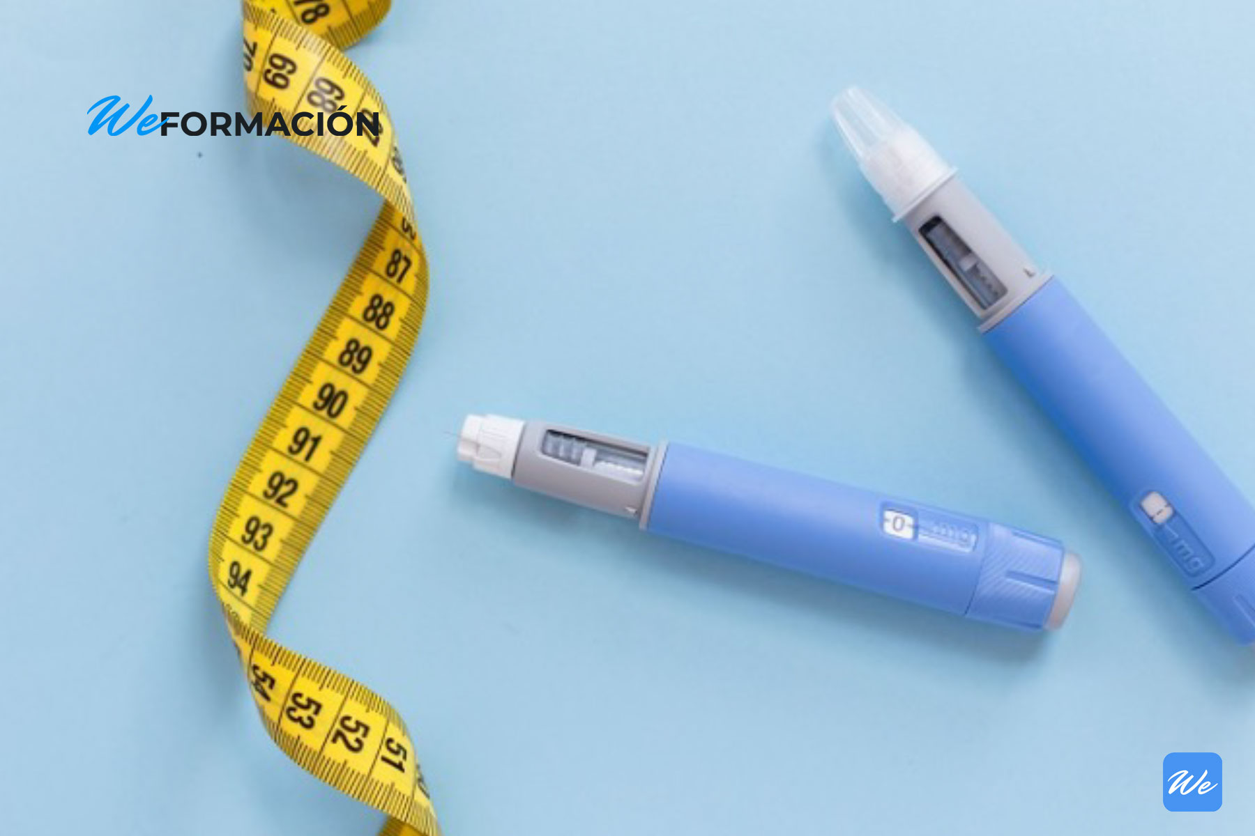 Plumas precargadas de fármacos GLP-1 junto a una cinta métrica sobre fondo azul