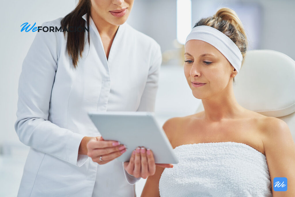 Profesional de clínica estética mostrando información en una tableta a una paciente