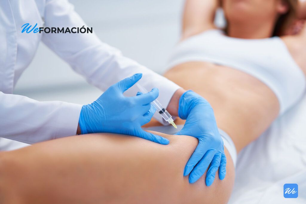 Profesional infiltrando mesoterapia con una jeringa en la pierna de una paciente