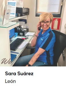 Responsabilidades de una recepcionista de clínica: guía técnica 1 Sara Suárez, alumna de WE Formación, atendiendo el teléfono en el mostrador de una clínica en León