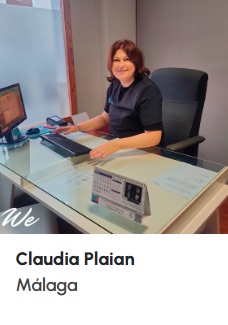 Responsabilidades de una recepcionista de clínica: guía técnica 9 Claudia Plaian, alumna de WE Formación, en el mostrador de recepción de una clínica de Málaga