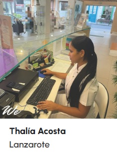 Responsabilidades de una recepcionista de clínica: guía técnica 4 Thalía Acosta, alumna de WE Formación, trabajando con el ordenador en la recepción de un centro en Lanzarote