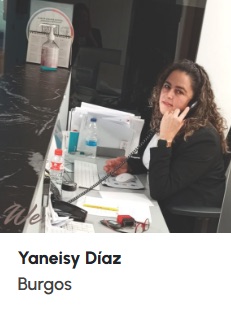 Responsabilidades de una recepcionista de clínica: guía técnica 3 Yaneisy Díaz, alumna de WE Formación, atendiendo una llamada en la recepción de una clínica en Burgos