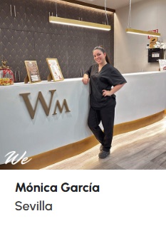 Responsabilidades de una recepcionista de clínica: guía técnica 2 Mónica García, alumna de WE Formación, junto al mostrador de recepción de una clínica en Sevilla