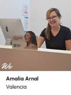 Responsabilidades de una recepcionista de clínica: guía técnica 7 Amalia Arnal, alumna de WE Formación, tras el mostrador de recepción de una clínica en Valencia