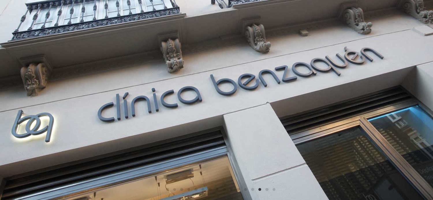 Entrevista al Dr. Abraham Benzaquén: 20 preguntas sobre medicina estética 2 Fachada de Clínica Benzaquén con el rótulo del centro sobre la entrada