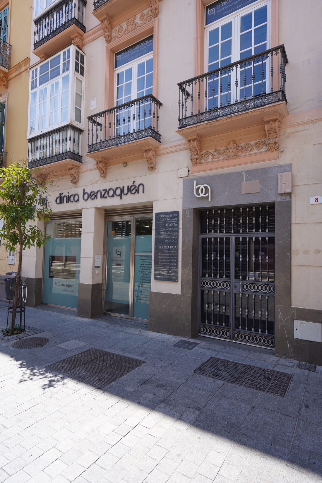 Entrevista al Dr. Abraham Benzaquén: 20 preguntas sobre medicina estética 4 Fachada de Clínica Benzaquén en Málaga, con el rótulo del centro sobre la entrada