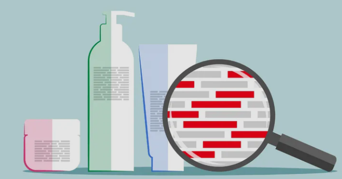 Diferencia entre dermocosmética y cosmecéutica: qué dice realmente la norma 1 Ilustración de envases cosméticos con una lupa que amplía la lista de ingredientes de la etiqueta