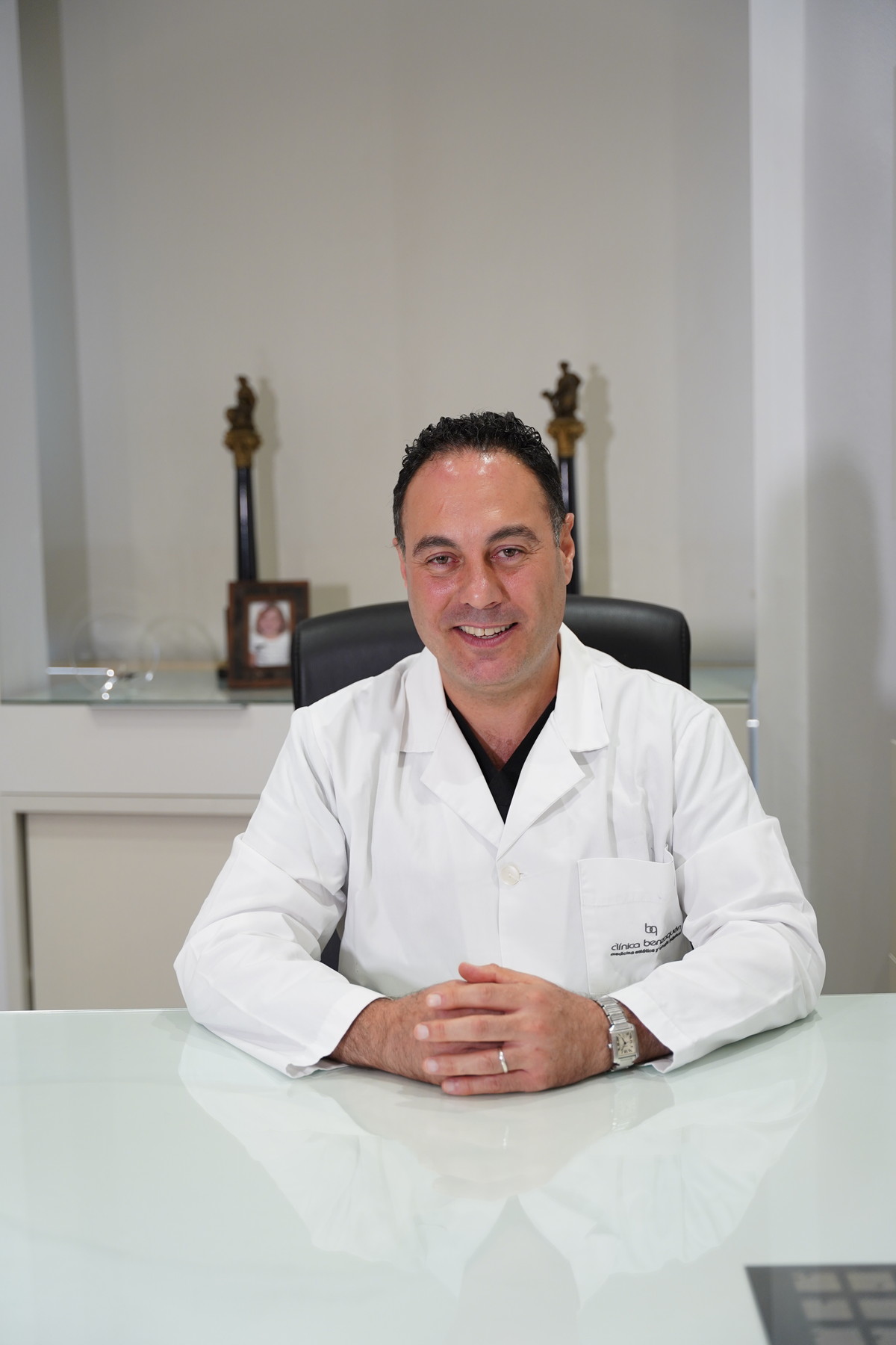 Entrevista al Dr. Abraham Benzaquén: 20 preguntas sobre medicina estética 7 Retrato del Dr. Abraham Benzaquén con bata blanca en su consulta de Clínica Benzaquén