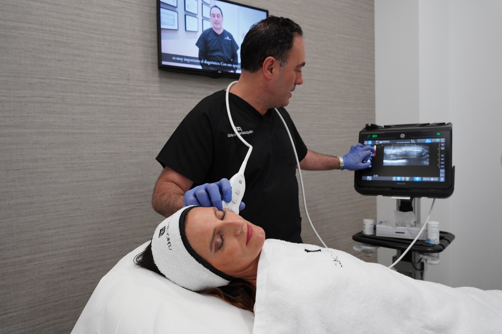 Entrevista al Dr. Abraham Benzaquén: 20 preguntas sobre medicina estética 5 El Dr. Benzaquén realizando una ecografía facial a una paciente antes del tratamiento
