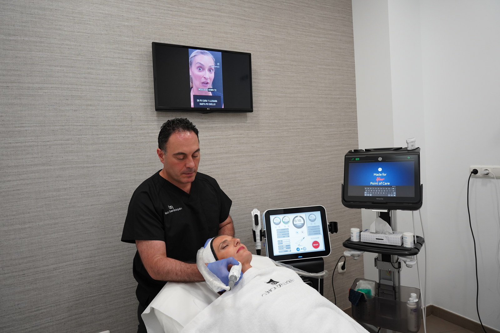 Entrevista al Dr. Abraham Benzaquén: 20 preguntas sobre medicina estética 1 El Dr. Benzaquén aplicando un tratamiento facial a una paciente en su consulta
